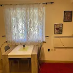 Golden Lily - Pet Friendly