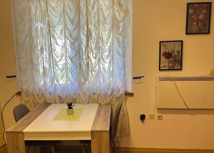 Golden Lily - Pet Friendly